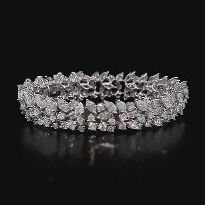 18 ayar beyaz altın üzerine 6,14 karat yuvarlak ve 8,05 karat markiz kesim pırlanta işlenmiş zarif tasarım bilezik, özel günler için ideal.