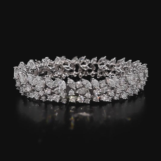 18 ayar beyaz altın üzerine 6,14 karat yuvarlak ve 8,05 karat markiz kesim pırlanta işlenmiş zarif tasarım bilezik, özel günler için ideal.