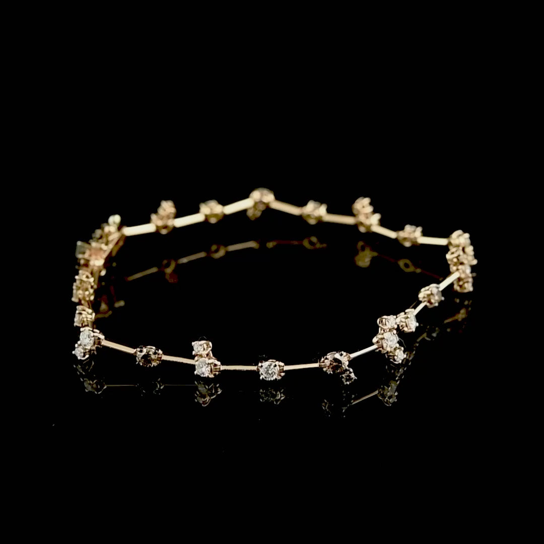 Kahverengi pırlantaların sıcak tonları ve beyaz pırlantaların parlak ışıltısı, rose altının romantik dokusuyla birleşir; bu tasarım bilezik, modern kadınların stilini tamamlayan seçkin bir mücevher parçası olur.