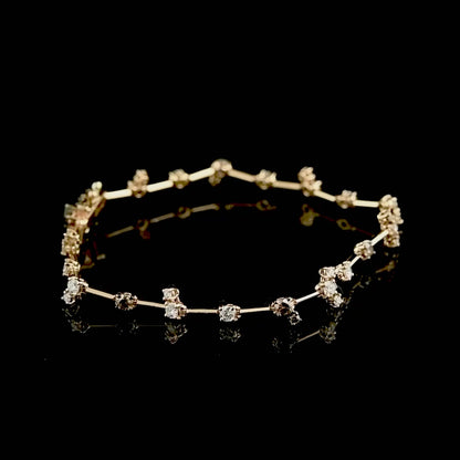 Kahverengi pırlantaların sıcak tonları ve beyaz pırlantaların parlak ışıltısı, rose altının romantik dokusuyla birleşir; bu tasarım bilezik, modern kadınların stilini tamamlayan seçkin bir mücevher parçası olur.