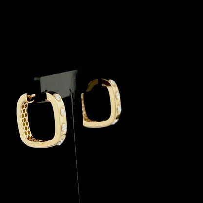 Pırlanta detaylı halka küpe modeli, sertifikalı 0,36 karat pırlanta taşları ve 18 ayar rose altın yapısıyla şıklığı vurgulayan özel tasarım sallantılı küpe seçeneği.