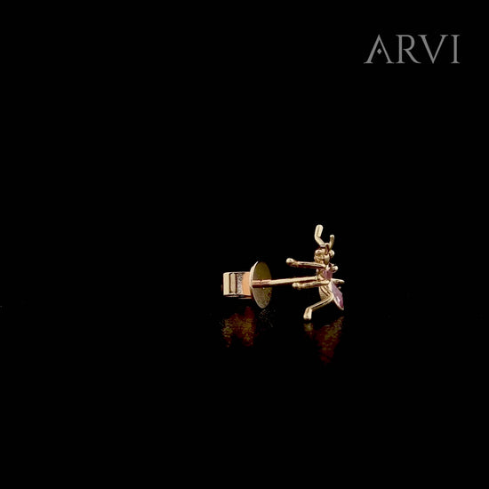 Pembe safir tasarım küpe, 18 ayar altın gövdesi ve karınca şeklindeki modern formuyla stiline enerji katar. 0,20 karat pembe safir taşı, küpenin merkezine sıcak ve canlı bir dokunuş getirir. Bu özel tasarım altın küpe, hem anlamlı hem zarif bir takı deneyimi sunar.

