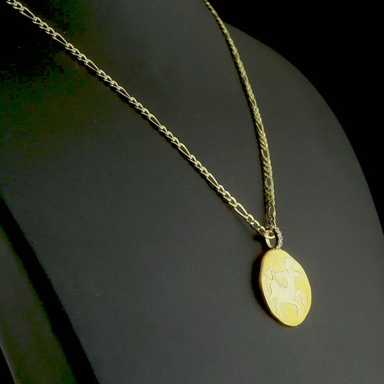 Pırlantalı altın burç kolye, yay burcunun enerjik ve cesur karakterini simgeleyen figürüyle stiline güçlü bir anlam katıyor. El işçiliğiyle işlenen kabartma detaylar, 14 ayar altının sıcak tonuyla birleşerek hem zarif hem özgün bir tasarım yaratıyor.