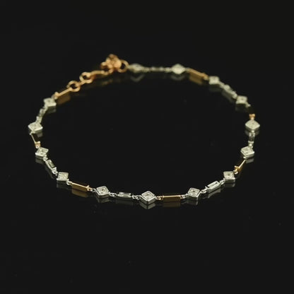 Baget pırlanta ve yuvarlak kesim pırlantaların birleştiği 0,68 karat bilezik. 18 ayar altın seçenekleriyle üretilen bu zarif takı, ışığı güçlü bir şekilde yansıtır. Rose, beyaz ve sarı altın tercihleri sayesinde kişisel stilinizi tamamlar.