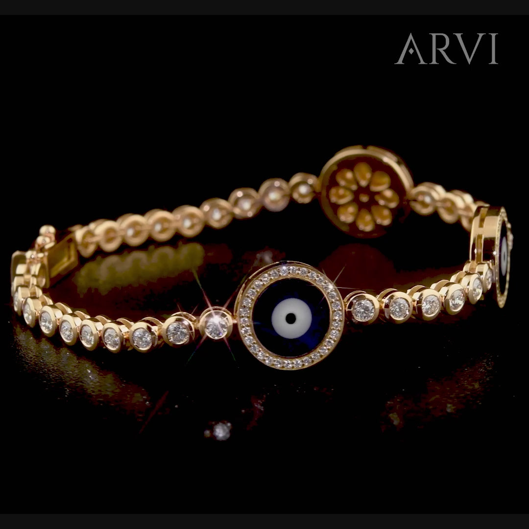 Altın nazar boncuklu bileklik modeli, rose altının sıcak tonlarıyla tasarlanmış şık bir bilekte görüntüleniyor; üç nazar boncuğu ve pırlanta taşların ışıltısı bileğin doğal hatlarını öne çıkararak zarif bir görünüm sunuyor.

