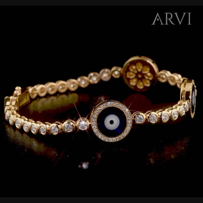 Altın nazar boncuklu bileklik modeli, rose altının sıcak tonlarıyla tasarlanmış şık bir bilekte görüntüleniyor; üç nazar boncuğu ve pırlanta taşların ışıltısı bileğin doğal hatlarını öne çıkararak zarif bir görünüm sunuyor.

