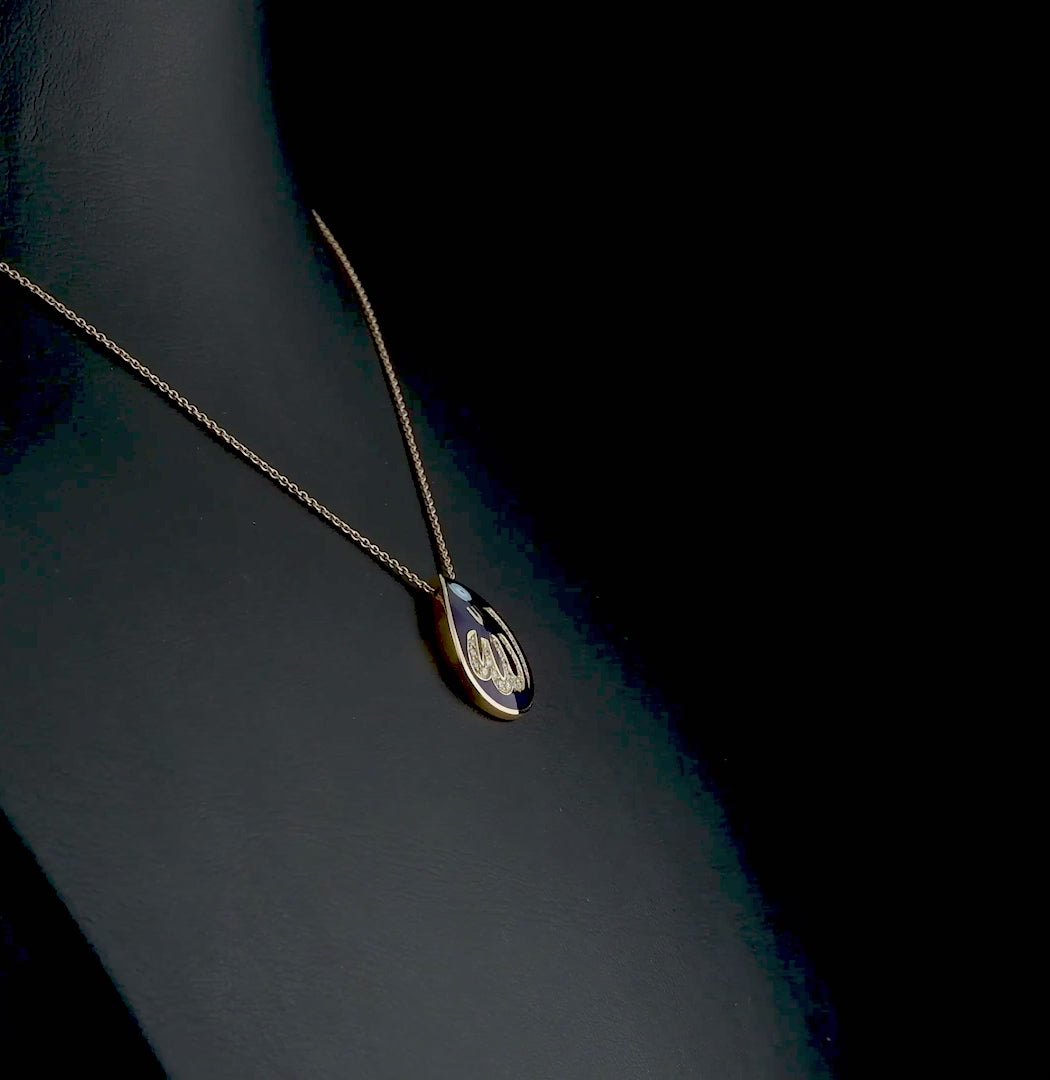 Yakından çekilmiş fotoğrafta, Allah yazısı dikkat çekici şekilde işlenmiş ve çevresi pırlantalarla çevrelenmiş altın kolye modeli net biçimde görülür.

