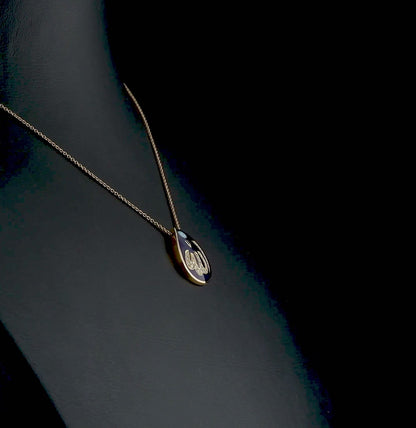 Yakından çekilmiş fotoğrafta, Allah yazısı dikkat çekici şekilde işlenmiş ve çevresi pırlantalarla çevrelenmiş altın kolye modeli net biçimde görülür.

