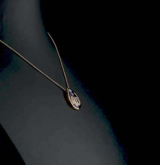 Yakından çekilmiş fotoğrafta, Allah yazısı dikkat çekici şekilde işlenmiş ve çevresi pırlantalarla çevrelenmiş altın kolye modeli net biçimde görülür.

