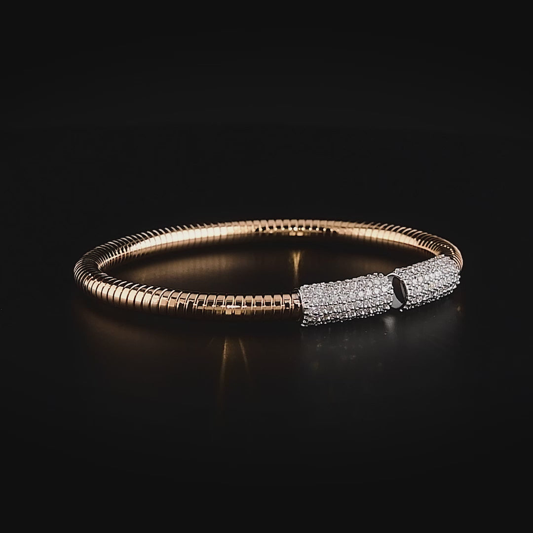 Sarı veya rose altın seçeneğiyle hazırlanmış, beyaz altın üzerine yerleştirilmiş 1,48 karat pırlantalı bilezik, lüks ve modern takı tasarımıyla dikkat çeker.