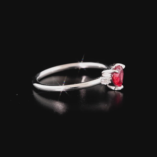 Renkli safir pırlanta yüzük modeli, aşkın simgesi kalp şeklinde kırmızı safir taşıyla tasarlanmıştır. Beyaz altın yapısı, F renk pırlantaların ışığını güçlü biçimde yansıtır. Altın kırmızı kalp yüzük, sade çizgileriyle hem modern hem duygusal bir tasarım sunar.

