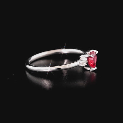 Renkli safir pırlanta yüzük modeli, aşkın simgesi kalp şeklinde kırmızı safir taşıyla tasarlanmıştır. Beyaz altın yapısı, F renk pırlantaların ışığını güçlü biçimde yansıtır. Altın kırmızı kalp yüzük, sade çizgileriyle hem modern hem duygusal bir tasarım sunar.

