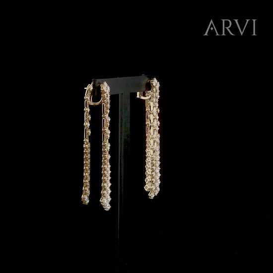 Zarif hatlara sahip tasarım pırlanta küpe, rose altın ve ışıltılı yuvarlak taşlarla hazırlanmış uzun sallantılı model, modern trendlerle uyumlu özel tasarım altın küpe