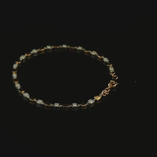 Şık ve modern tasarımlı 0,40 karat pırlanta bilezik, kare kutulu montürleri sayesinde bilekte estetik bir ışıltı sunar çünkü 18 ayar altın yapısı parlaklığı ve dayanıklılığı artırır.