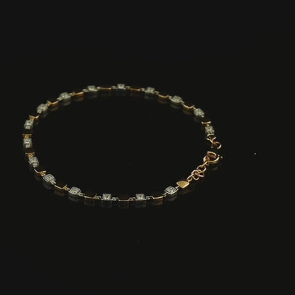 Şık ve modern tasarımlı 0,40 karat pırlanta bilezik, kare kutulu montürleri sayesinde bilekte estetik bir ışıltı sunar çünkü 18 ayar altın yapısı parlaklığı ve dayanıklılığı artırır.