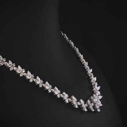 Özel tasarım pırlanta kolye 7,55 karat yuvarlak, 6,64 karat markiz ve 2,48 karat damla kesim taşların birleşimiyle güçlü bir ışıltı sunar.