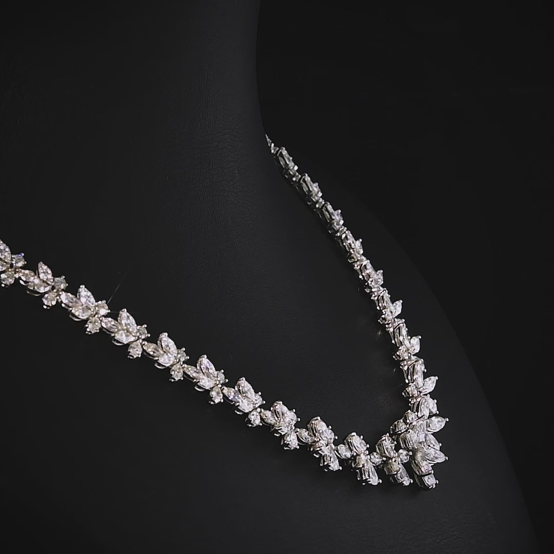 Özel tasarım pırlanta kolye 7,55 karat yuvarlak, 6,64 karat markiz ve 2,48 karat damla kesim taşların birleşimiyle güçlü bir ışıltı sunar.