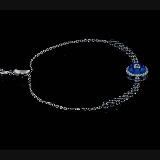 Tasarım su yolu pırlanta bileklik, ışığı eşit biçimde yansıtan pırlantalarla göz alıcı bir parlaklık yaratıyor çünkü her taş özenle yerleştirilmiş ve göz motifli merkez detayla bütünlük sağlanmış; asansörlü yapısı sayesinde bileğe rahatça uyum sağlıyor.

