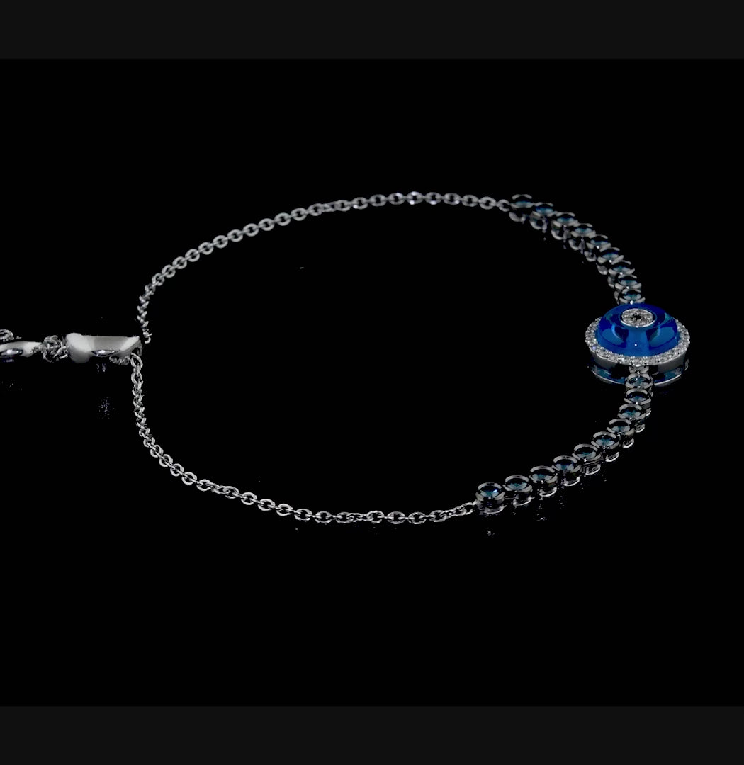 Tasarım su yolu pırlanta bileklik, ışığı eşit biçimde yansıtan pırlantalarla göz alıcı bir parlaklık yaratıyor çünkü her taş özenle yerleştirilmiş ve göz motifli merkez detayla bütünlük sağlanmış; asansörlü yapısı sayesinde bileğe rahatça uyum sağlıyor.

