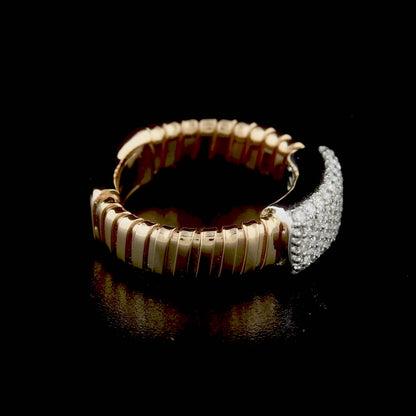 Parlak pırlantalar ve şık altın dokusu ile öne çıkan, modern ve zarif 18 ayar altın pırlanta taşlı altın yüzük tasarımı