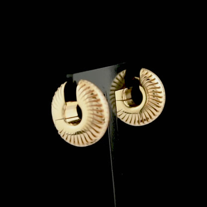 Zarif tasarımıyla dikkat çeken pırlanta detaylı halka küpe, 14 ayar rose altın üzerinde işlenmiş parlak taşlarla hazırlanmış modern ve sertifikalı tasarım küpe