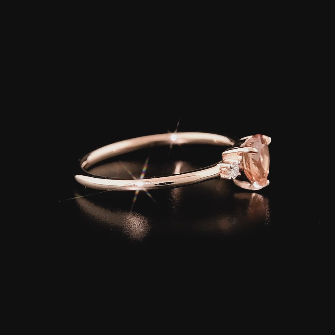 Sarı safir ve pırlantalı yüzük, parlaklığı ve zarafeti aynı tasarımda buluşturur. Kalp şeklindeki safir taşı, pırlantalarla desteklenerek tasarımı daha çarpıcı hale getirir. Kalp kesim altın yüzük formu, anlamlı takı arayanlar için estetik bir tercihtir.

