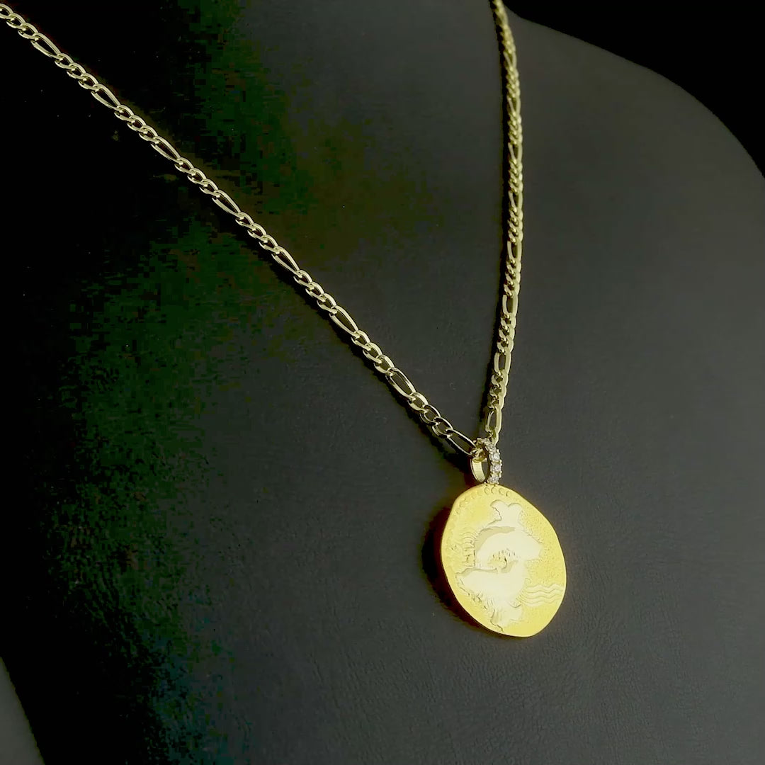 Pırlantalı altın burç kolye, balık burcunun sezgisel ve romantik yönünü temsil eden detaylı kabartmasıyla dikkat çekiyor. El işçiliğiyle şekillenen figür, pırlanta taşla birleşerek anlamlı bir parça hâline geliyor. 14 ayar altın yüzey ise tasarımı hem güçlü hem zarif kılıyor.


