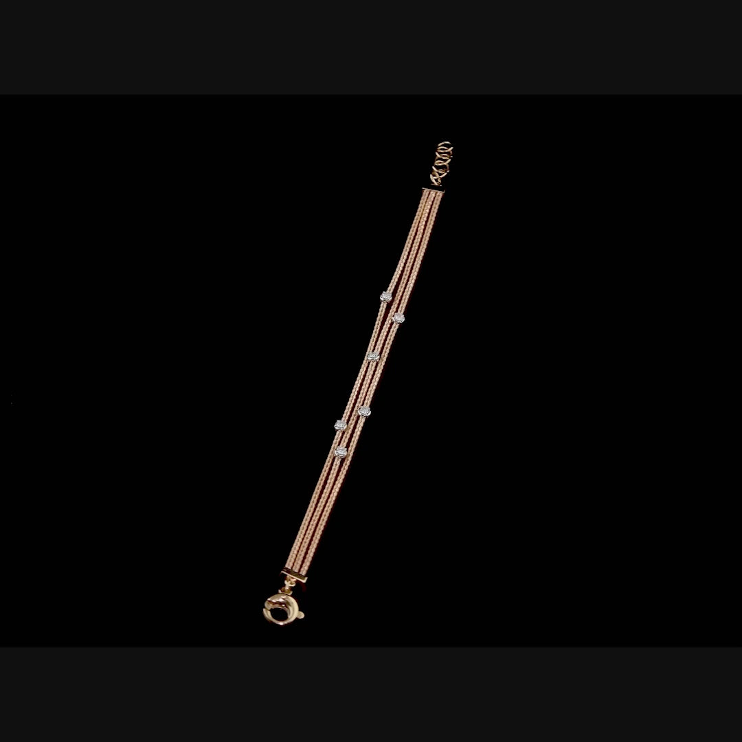 Günlük şıklık ve özel davetler için ideal, üç sıra altın halat tasarımına sahip 18 ayar pırlantalı altın halat bilezik ve parlak pırlanta detayları