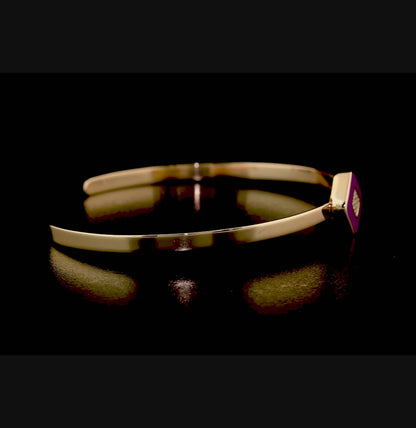 Mor mineyle kaplanmış merkez detay ve yanlarda parlayan pırlanta taşlarla zenginleştirilen bu altın kelepçe bilezik, bilekte dikkat çekici ve enerjik bir duruş sergiliyor.

