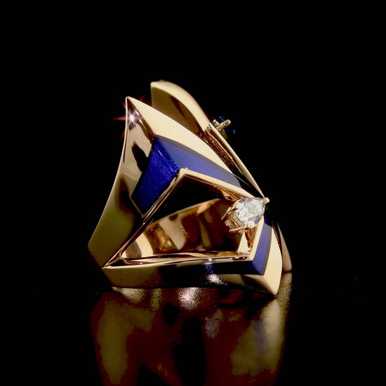 Mineli yüzey ve parlak pırlantalarla süslenmiş, 18 ayar beyaz altın mavi safir taşlı altın yüzük tasarımı

Özel günlerde şıklığı tamamlayan, beyaz altın gövde üzerine yerleştirilmiş pırlanta ve 0,32 karat mavi safir taşlı pırlanta altın yüzük