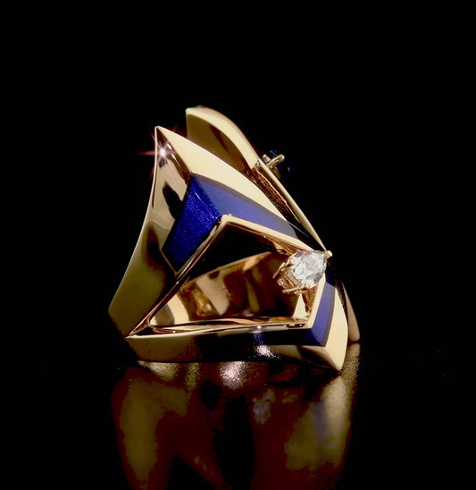 Mineli yüzey ve parlak pırlantalarla süslenmiş, 18 ayar beyaz altın mavi safir taşlı altın yüzük tasarımı

Özel günlerde şıklığı tamamlayan, beyaz altın gövde üzerine yerleştirilmiş pırlanta ve 0,32 karat mavi safir taşlı pırlanta altın yüzük