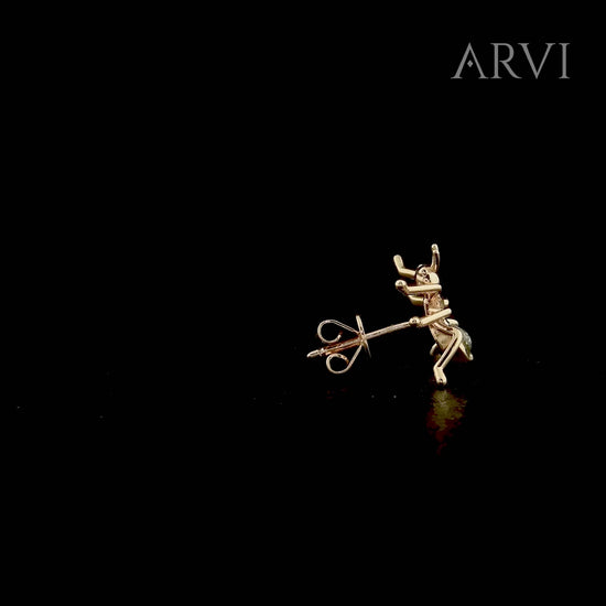 Sanatsal formuyla dikkat çeken altın karınca küpe, 0,20 karat yeşil safir taşı sayesinde hem doğal hem de canlı bir görünüm sunar. Figüratif tasarımıyla klasik küpelerden ayrılır ve şık bir stil tamamlayıcısı olur.