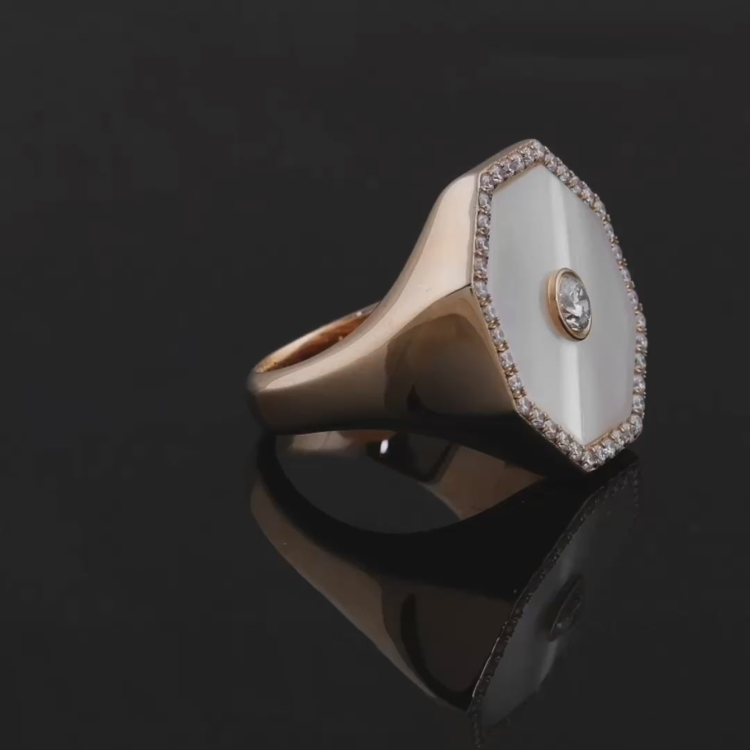 "Rose, sarı ve beyaz altın seçenekleriyle sunulan 0,63 karat pırlanta sekizgen yüzük. Sekizgen mineli yüzeyi ışığı yansıtır, pırlantaların parlaklığını artırır. El yapımı pırlanta yüzük, günlük kullanımda ve özel günlerde zarafet sunar."