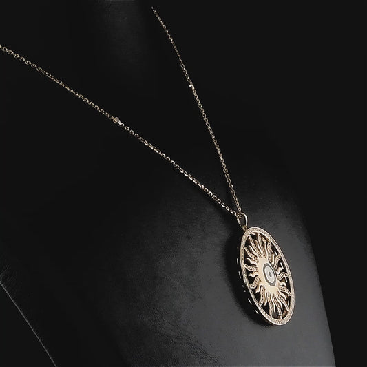 Rose altının sıcak tonuyla parlayan yuvarlak kolye ucu, merkezinde ışıltılı pırlantalardan oluşan güneş figürü ve koruyucu nazar boncuğu detayıyla tasarlanmış, zarif ve anlamlı altın pırlantalı kolye.

