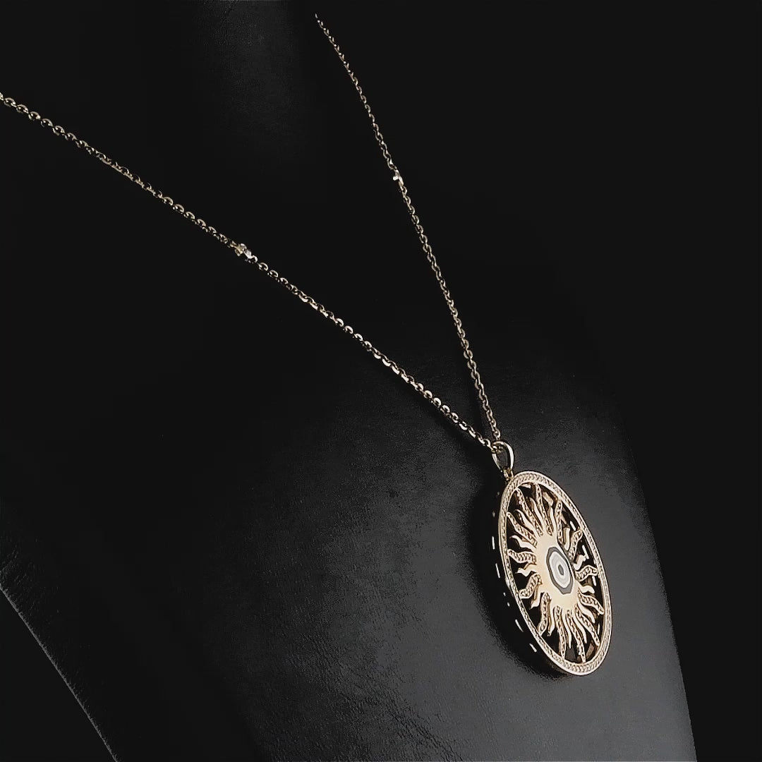 Rose altının sıcak tonuyla parlayan yuvarlak kolye ucu, merkezinde ışıltılı pırlantalardan oluşan güneş figürü ve koruyucu nazar boncuğu detayıyla tasarlanmış, zarif ve anlamlı altın pırlantalı kolye.

