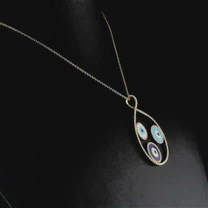 Nazar boncuklu altın kolye, üç farklı renk detayıyla hem enerjik hem estetik bir görünüm sunar çünkü nazar boncuğu figürleri anlam yüklüdür. Pırlanta taşlarla çevrelenmiş hatlar ise ışığı maksimum seviyede yansıtarak kolyeye güçlü bir ışıltı kazandırır. Böylece bu pırlantalı nazar kolye modeli, stil sahibi ve anlam arayanlar için ideal hâle gelir.

