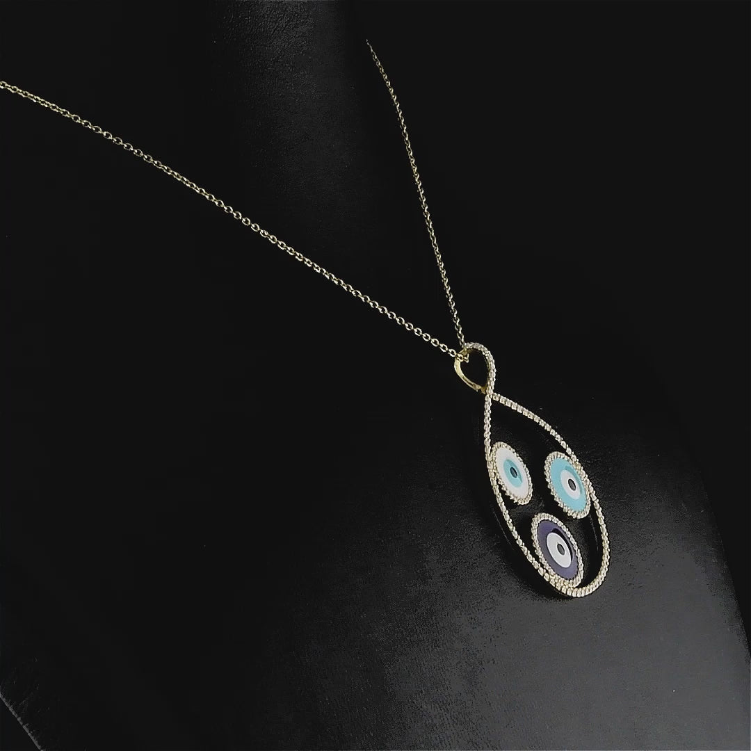 Nazar boncuklu altın kolye, üç farklı renk detayıyla hem enerjik hem estetik bir görünüm sunar çünkü nazar boncuğu figürleri anlam yüklüdür. Pırlanta taşlarla çevrelenmiş hatlar ise ışığı maksimum seviyede yansıtarak kolyeye güçlü bir ışıltı kazandırır. Böylece bu pırlantalı nazar kolye modeli, stil sahibi ve anlam arayanlar için ideal hâle gelir.

