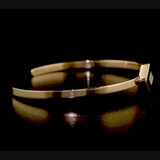 Pırlanta taşlı altın bilezik, yeşil mineli yüzeyiyle doğadan ilham alıyor. 18 ayar rose altın bilezik formu, zarif detaylarla modern bir çizgiye taşınıyor. 0,06 karat pırlanta taşı, minimal tasarımı göz alıcı hale getiriyor ve takıya değer katıyor.

