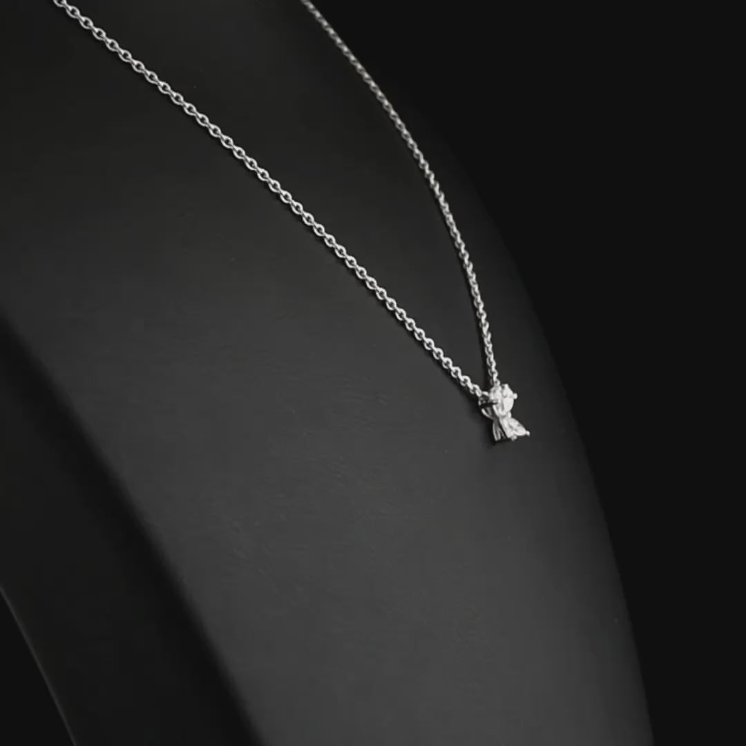 Yonca tasarım markiz damla pırlanta altın kolye dikkat çeker çünkü 0,35 karat pırlanta detayları ışıltıyı artırır. Markiz pırlanta simetri sunar, damla pırlanta ise zarif uyum sağlar. Seçilebilir rose, sarı ve beyaz altın tonlarıyla kişiselleştirilen markiz kesim taşlı pırlanta kolye özel kombinlerde parlamaya devam eder. Sertifikalı kalite güven verir, netliği ve berraklığı uzun süre korunur.