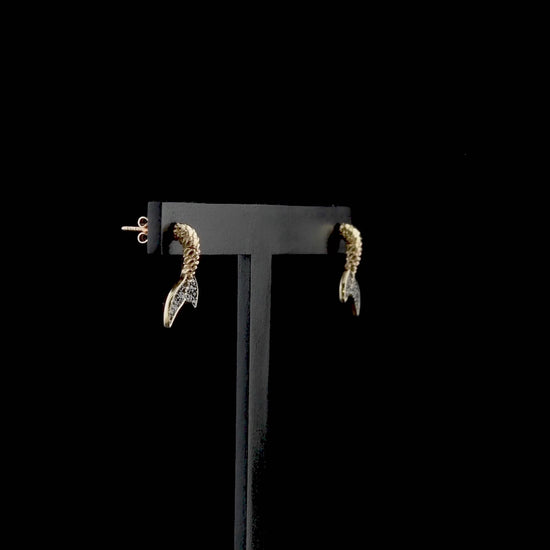 Siyah pırlanta kuyruklu küpe, yalnızca kuyruğunda yer alan taşlarla sofistike bir vurgulama yapar. Rose altın gövdeyle dengelenen bu tasarım, balık figürünü hem sembolik hem estetik şekilde yansıtır. Altın kuyruklu balık küpe modeli, sade takı tercih edenler için ideal bir seçim sunar.

