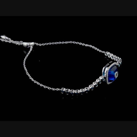 Mavi taşlı pırlanta bilezik olarak tasarlanan cushion göz bilezik, beyaz altının zarafetiyle mavi taşların enerjisini birleştirerek bilekte modern ve sembolik bir duruş sergiler; göz formundaki merkez detay, dikkat çekici bir stil yaratır.

