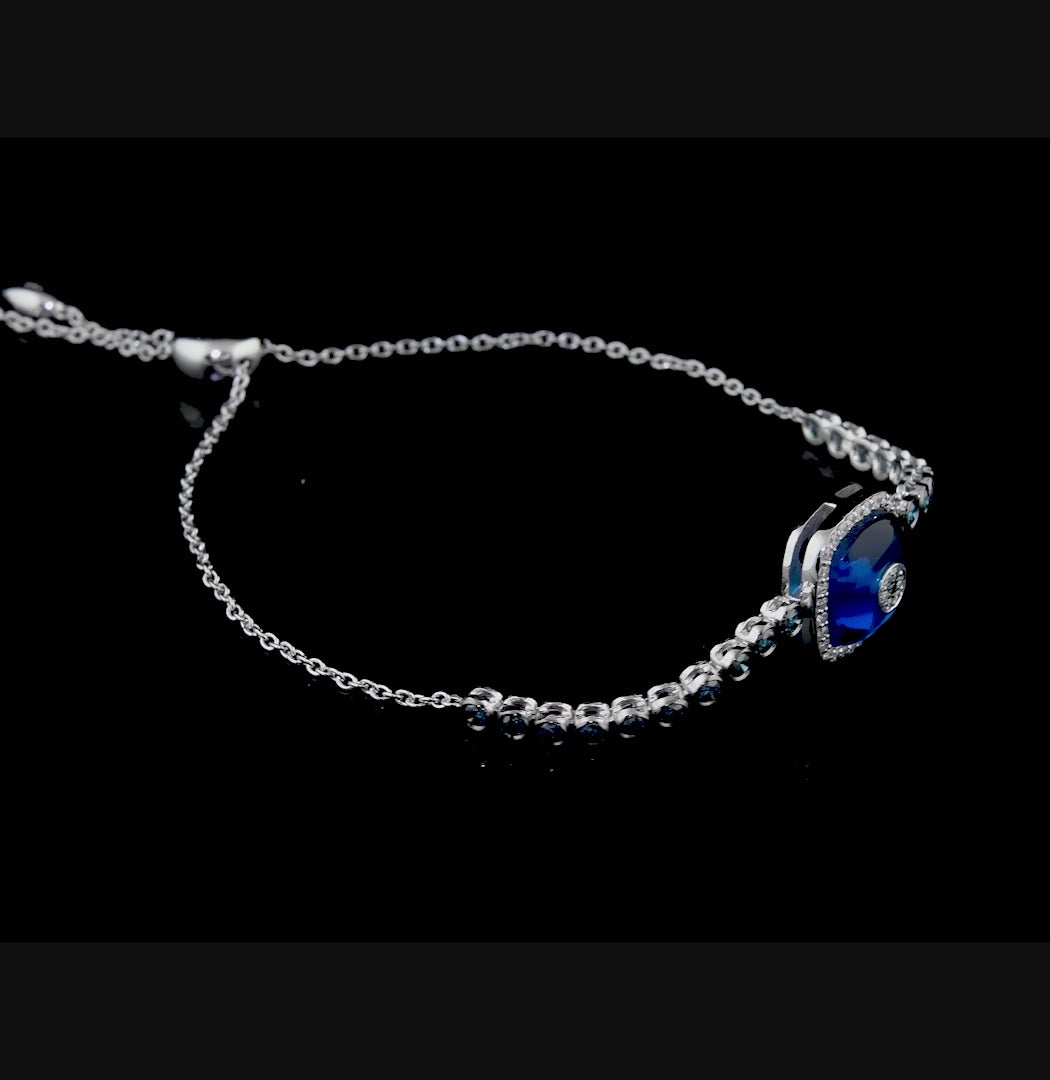 Mavi taşlı pırlanta bilezik olarak tasarlanan cushion göz bilezik, beyaz altının zarafetiyle mavi taşların enerjisini birleştirerek bilekte modern ve sembolik bir duruş sergiler; göz formundaki merkez detay, dikkat çekici bir stil yaratır.

