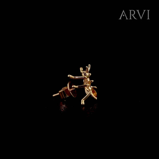 Tasarım karınca küpe modeli, 14 ayar altın renkli pırlanta küpe seçeneklerinden ayrılarak kendine has formu ve enerjik taş seçimiyle öne çıkıyor. 0,20 karat turuncu safir taşı, rose altın zeminle birleşerek parlak ve dikkat çekici bir görüntü oluşturuyor.

