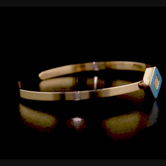 Altın kelepçe bilezik modeli, ince ve açık uçlu tasarımıyla bileğe kolayca oturur çünkü hem konfor hem de şıklık bir arada sunulur. Mavi mineli merkez detayı ise tasarıma canlılık katarken, pırlanta taşlarla çevrili yüzey bu bileziği klasik parçalardan ayırarak sofistike bir görünüme taşır.

