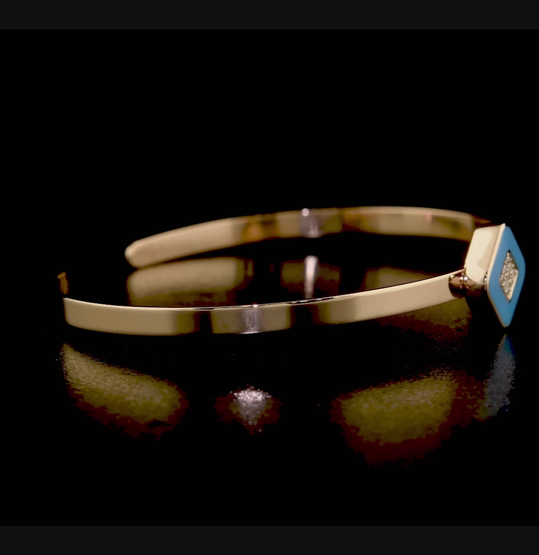 Altın kelepçe bilezik modeli, ince ve açık uçlu tasarımıyla bileğe kolayca oturur çünkü hem konfor hem de şıklık bir arada sunulur. Mavi mineli merkez detayı ise tasarıma canlılık katarken, pırlanta taşlarla çevrili yüzey bu bileziği klasik parçalardan ayırarak sofistike bir görünüme taşır.

