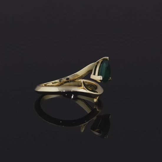 Özel tasarım damla zümrüt yüzük, 18 ayar pırlanta zümrüt altın yüzük, modern klasik zümrüt taşlı yüzük modelleri, kadınlara özel hediye altın yüzük.