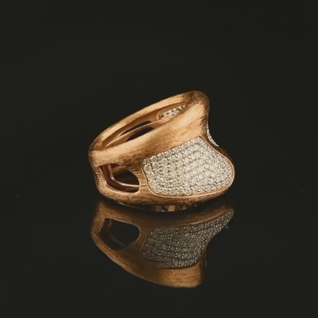 Özel tasarım pırlanta yüzük, yuvarlak kesim taşlarıyla ışığı kusursuz yansıtır. El yapımı vintage pırlanta yüzük sertifikalı ve ücretsiz hızlı kargo avantajıyla sunulur.