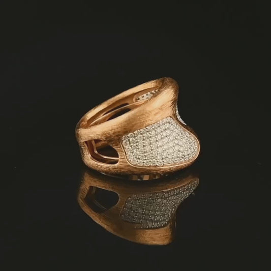 Özel tasarım pırlanta yüzük, yuvarlak kesim taşlarıyla ışığı kusursuz yansıtır. El yapımı vintage pırlanta yüzük sertifikalı ve ücretsiz hızlı kargo avantajıyla sunulur.