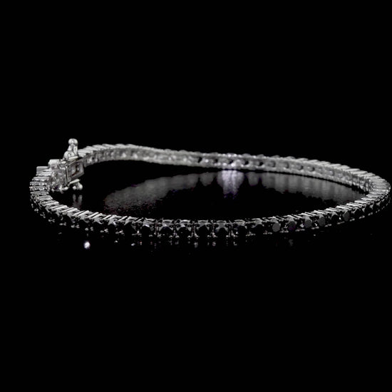 18 ayar altın su yolu pırlanta bileklik modeli, zarif taş dizilimi ve çarpıcı renk kontrastıyla dikkat çekiyor. Siyah pırlantaların asaleti ve beyaz pırlantaların parlaklığı, bu beyaz altın bileklikte etkileyici bir uyum yaratıyor.

