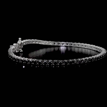 18 ayar altın su yolu pırlanta bileklik modeli, zarif taş dizilimi ve çarpıcı renk kontrastıyla dikkat çekiyor. Siyah pırlantaların asaleti ve beyaz pırlantaların parlaklığı, bu beyaz altın bileklikte etkileyici bir uyum yaratıyor.

